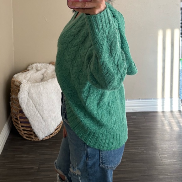 (NWOT) AMERICAN EAGLE OUTFITTERS Cable Knit V-Neck Cropped Hoodie Sweater 🦅 - Picture 3 of 13